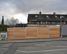 Sichtschutz aus Bohlen mit U-Stahl Profil Pfosten wurde in Ettingen von Zaunteam Nordwest GmbH, Niederdorf im Jahr 2013 erstellt.