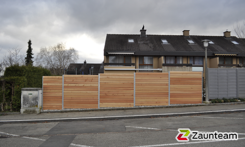 Sichtschutz aus Bohlen mit U-Stahl Profil Pfosten wurde in Ettingen von Zaunteam Nordwest, Niederdorf im Jahr 2013 erstellt.