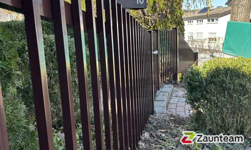 Staketen Aluzaun einbetoniert wurde in Klingen von Zaunteam Schwaben-Nord, Todtenweis im Jahr 2025 erstellt.