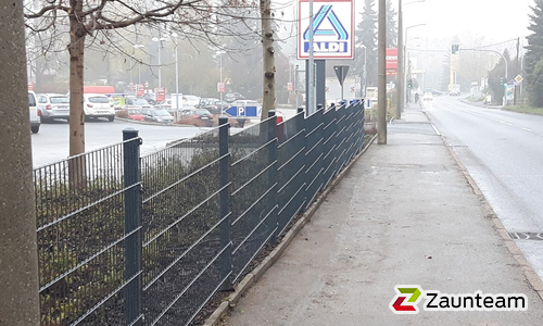 Doppelstabmatten leicht feuerverzinkt und anthrazit beschichtet mit Pfosten Vario einbetoniert wurde in Freiberg von Zaunteam Mittelsachsen, Roßwein im Jahr 2017 erstellt.