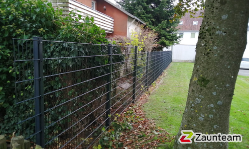 Doppelstabmatten schwer feuerverzinkt und anthrazit beschichtet mit Pfosten 60 x 40 mit Abdeckleisten einbetoniert wurde in Bad Müner von Zaunteam Weser-Leine, Salzhemmendorf im Jahr 2019 erstellt.