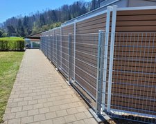 Doppelstabmatten schwer verzinkt mit Pfosten 40x60 verzinkt mit Abdeckleisten mit Fussplatte wurde in Kriens von Zaunteam Willimann, Eich im Jahr 2025 erstellt.