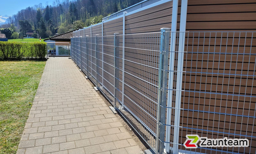Doppelstabmatten schwer verzinkt mit Pfosten 40x60 verzinkt mit Abdeckleisten mit Fussplatte wurde in Kriens von Zaunteam Willimann, Eich im Jahr 2025 erstellt.