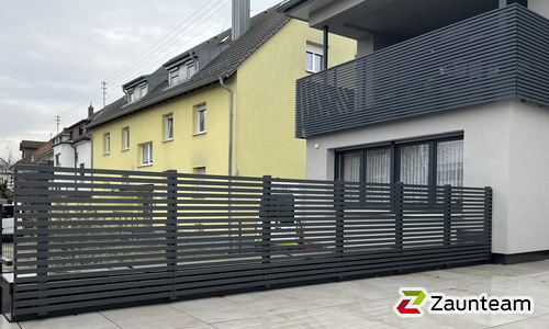 Modern Aluzaun aufgeschraubt wurde in Karlsruhe-Knielingen von Zaunteam Schwetzingen-Bruchsal, Oberhausen  im Jahr 2023 erstellt.
