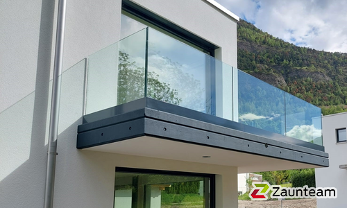 Glas Geländer mit Profilschiene Aufsatzmontage wurde in Gamsen von Zaunteam Wallis, Niedergesteln im Jahr 2023 erstellt.
