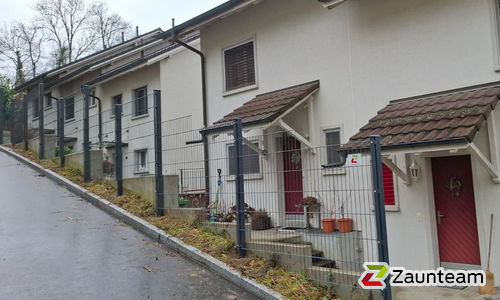 Doppelstabmatten leicht vorverzinkt und anthrazit beschichtet mit Pfosten 60 x 40 mit Abdeckleisten einbetoniert wurde in Holderbank von Zaunteam Aargau, Egliswil im Jahr 2026 erstellt.