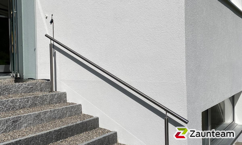Edelstahl Handlauf geneigt einbetoniert wurde in St. Gallen von Zaunteam Appenzellerland, Wasserauen im Jahr 2025 erstellt.
