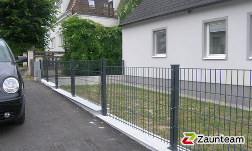 Doppelstabmatten schwer feuerverzinkt und anthrazit beschichtet mit Pfosten 60 x 40 mit Abdeckleistenmit Fussplatte wurde in Neulengbach von Zaunteam Wienerwald, Unter-Oberndorf im Jahr 2021 erstellt.