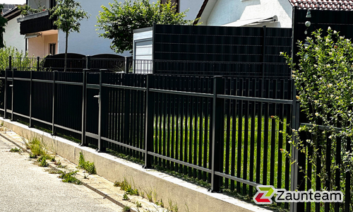 Classic Stabgitterzaun Standartdfarbe / Pfosten 60x60 Standardfarbe blind Montage mit mit Fussplatte wurde in Vöhringen von Zaunteam Ulm, Lonsee im Jahr 2025 erstellt.