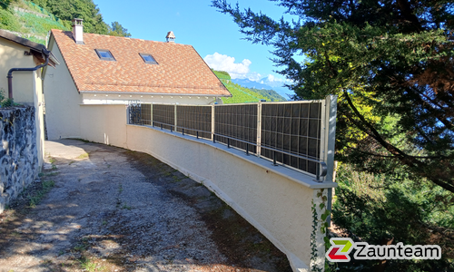 Schallschutzzaun Noistop Steel wurde in Riex von Swissclôture Léman, Forel (Lavaux) im Jahr 2025 erstellt.