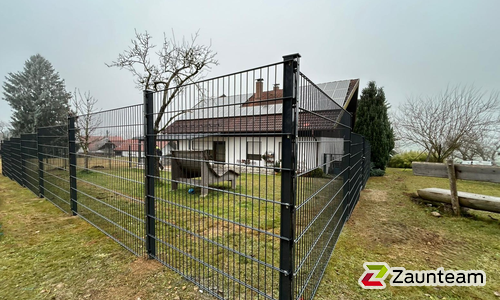 Doppelstabmatten schwer feuerverzinkt und anthrazit beschichtet mit Pfosten 60 x 40 mit Abdeckleisten einbetoniert wurde in Ochsenhausen von Zaunteam Oberschwaben, Obermarchtal im Jahr 2025 erstellt.