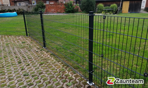 Doppelstabmatten leicht feuerverzinkt und anthrazit beschichtet mit Pfosten 60 x 40 mit Bügel einbetoniert wurde in Salzhemmendorf von Zaunteam Weser-Leine, Salzhemmendorf im Jahr 2020 erstellt.