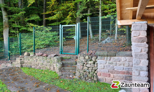 Doppelstabmatten schwer vorverzinkt und grün beschichtet mit Pfosten 60 x 40 mit Abdeckleisten einbetoniert wurde in Vogelbach von Zaunteam Saar-Pfalz, Bruchmühlbach-Miesau im Jahr 2025 erstellt.