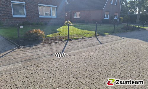 Doppelstabmatten schwer vorverzinkt und anthrazit beschichtet mit Pfosten Vario einbetoniert wurde in Bockhorn von Zaunteam Friesische-Wehde, Zetel im Jahr 2025 erstellt.
