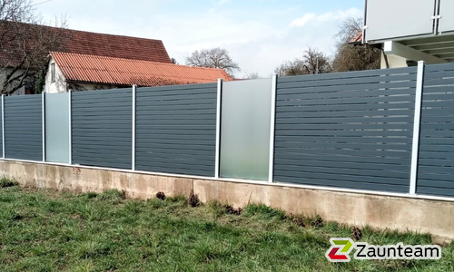 Alu Varioprofil Rhombus 80, Aluminiumpfosten vierkant 85 x 85 mm einbetoniert wurde in Hundersingen von Zaunteam Oberschwaben, Obermarchtal im Jahr 2022 erstellt.