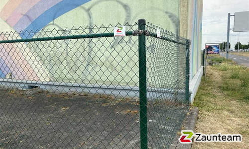 Diagonalgeflecht grün mit Rohrpfosten grün einbetoniert wurde in Schkeuditz von Zaunteam Leipzig, Leipzig im Jahr 2022 erstellt.