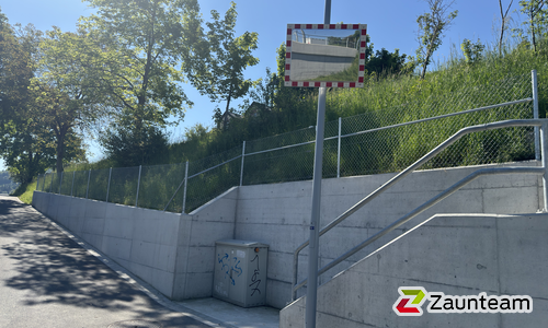 Diagonalgeflecht verzinkt mit Rohrpfosten verzinkt mit Fussplatte (CH) wurde in Pfungen von Zaunteam Neftenbach, Neftenbach im Jahr 2025 erstellt.