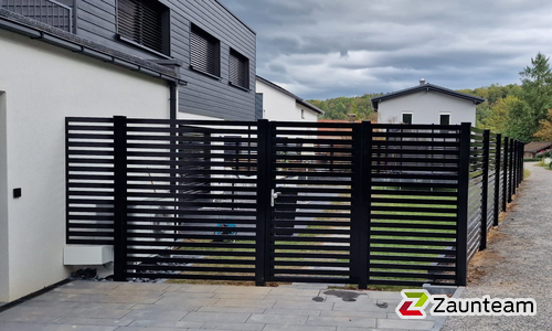 Modern Aluzaun einbetoniert wurde in WT-Tiengen von Zaunteam Granacher, Lauchringen im Jahr 2023 erstellt.
