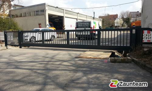 Schiebetor Aluminium wurde in Vaihingen von Zaunteam Neckar-Enz, Sachsenheim im Jahr 2014 erstellt.