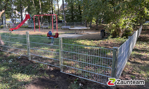 Doppelstabmatten schwer verzinkt mit Pfosten 40x60 verzinkt mit Abdeckleisten einbetoniert wurde in Frankfurt von Zaunteam Main-Kinzig, Langenselbold im Jahr 2026 erstellt.