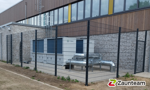 Doppelstabmatten schwer feuerverzinkt und anthrazit beschichtet mit Pfosten 60 x 40 mit Abdeckleisten einbetoniert wurde in Braunschweig von Zaunteam Braunschweig, Ilsede im Jahr 2025 erstellt.