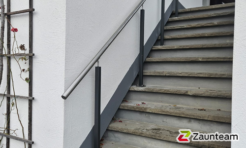 Edelstahl Handlauf geneigt mit Fussplatte wurde in Immenstadt von Zaunteam Allgäu, Bad Hindelang - Unterjoch im Jahr 2024 erstellt.