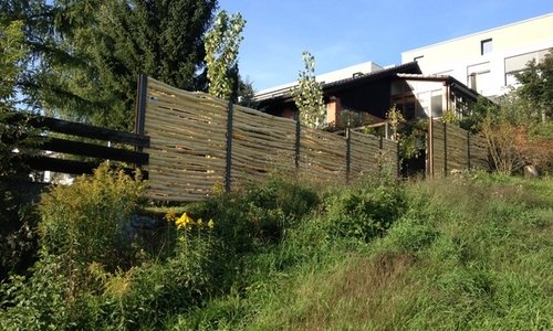 Holz Sichtschutz wurde in Hinwil von Zaunteam Zürich Oberland GmbH, Gutenswil im Jahr 2017 erstellt.