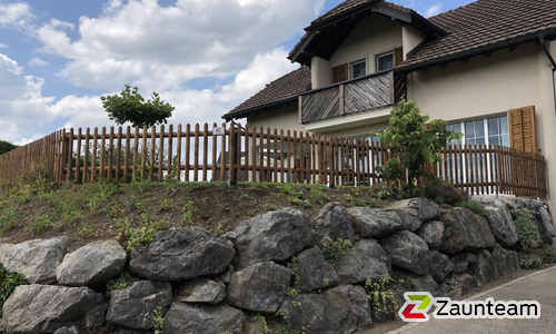 Palisaden mit Lärchenkantpfosten braun wurde in Lenggenwil von Zaunteam Appenzellerland, Wasserauen im Jahr 2018 erstellt.