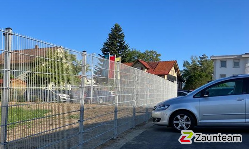 Doppelstabmatten schwer verzinkt mit Pfosten 40x60 verzinkt mit Abdeckleisten einbetoniert wurde in Lindenberg von Zaunteam Allgäu, Bad Hindelang - Unterjoch im Jahr 2023 erstellt.