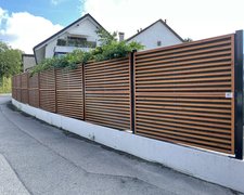 Schallschutzzaun Noistop Wood wurde in Eysins von Swissclôture Genève, Bellevue im Jahr 2022 erstellt.