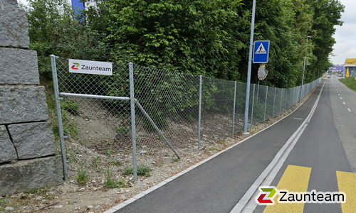 Diagonalgeflecht verzinkt mit Rohrpfosten verzinkt einbetoniert wurde in Wohlen von Zaunteam Aargau, Egliswil im Jahr 2026 erstellt.