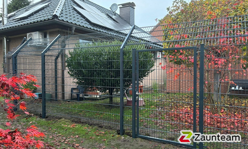 Doppelstabmatten schwer feuerverzinkt und anthrazit beschichtet mit Pfosten 60 x 40 mit Abdeckleisten einbetoniert wurde in Willebadessen von Zaunteam Paderborn, Willebadessen im Jahr 2024 erstellt.
