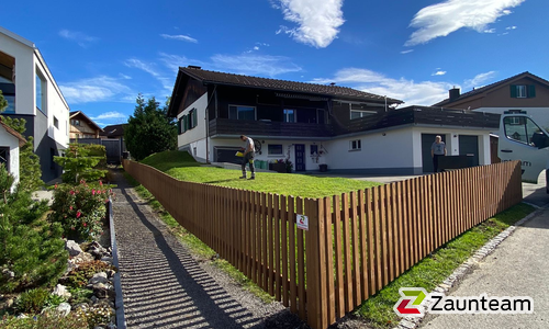 Staketen Holz vor die Pfosten / T-Stahl Pfosten feuerverzinkt einbetoniert wurde in Appenzell von Zaunteam Appenzellerland, Wasserauen im Jahr 2024 erstellt.