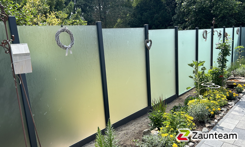 Glas Sichtschutz mit vierkant Aluminium-Nutpfosten einbetoniert wurde in Minden von Zaunteam Kischkel, Lübbecke im Jahr 2023 erstellt.