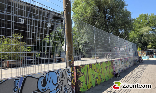 Doppelstabmatten schwer verzinkt mit Pfosten 40x60 verzinkt mit Bügel einbetoniert wurde in Genève von Swissclôture Genève, Bellevue im Jahr 2025 erstellt.