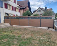  WPC Sichtschutz Discrétion, einbetoniert wurde in Züberwangen von Zaunteam Toggenburg, Ebnat-Kappel im Jahr 2026 erstellt.
