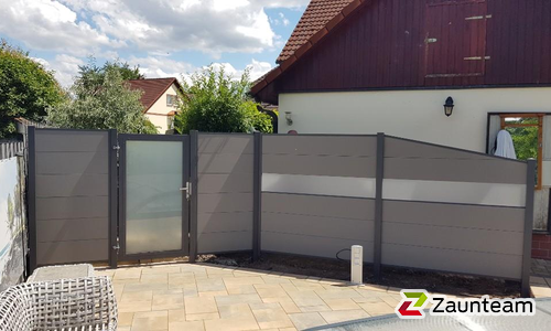 System WPC Sichtschutz, Classic mit Alupfosten einbetoniert wurde in Markranstädt von Zaunteam Leipzig, Leipzig im Jahr 2024 erstellt.