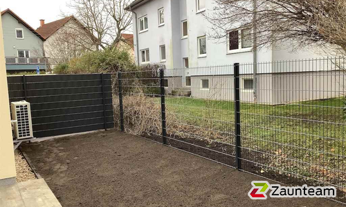 Doppelstabmatten schwer feuerverzinkt und anthrazit beschichtet mit Pfosten 60 x 40 mit Abdeckleisten einbetoniert wurde in Schkeuditz von Zaunteam Leipzig, Leipzig im Jahr 2023 erstellt.