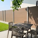 Alu Varioprofil Sonderfüllung mit Aluminiumpfosten vierkant 85 x 85 mm in Aussparung wurde in Eschenbach von Zaunteam Zürich, Dietikon im Jahr 2026 erstellt.