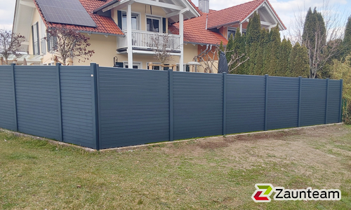 Alu Varioprofil Rhombus 80, Aluminiumpfosten vierkant 85 x 85 mm einbetoniert wurde in Diessen von Zaunteam Ammersee, Hofstetten im Jahr 2026 erstellt.