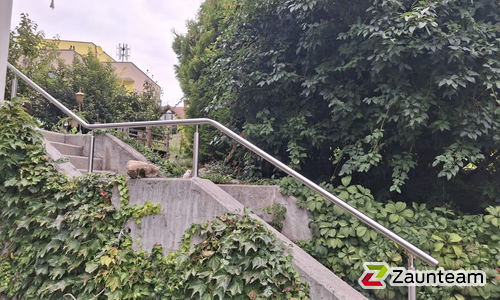 Edelstahl Handlauf geneigt in Aussparung wurde in Ried-Brig von Zaunteam Wallis, Niedergesteln im Jahr 2026 erstellt.