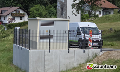 Doppelstabmatten schwer feuerverzinkt und anthrazit beschichtet mit Pfosten 60 x 40 mit Abdeckleisten mit Fussplatte wurde in Mauth von Zaunteam Regen, Regen im Jahr 2026 erstellt.