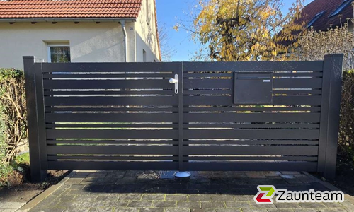 Aluminium Tor 2-flüglig wurde in Landsberg von Zaunteam Halle, Halle im Jahr 2025 erstellt.