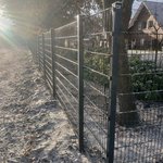 Doppelstabmatten schwer feuerverzinkt und anthrazit beschichtet mit Pfosten Vario einbetoniert wurde in Zetel von Zaunteam Friesische-Wehde, Zetel im Jahr 2025 erstellt.
