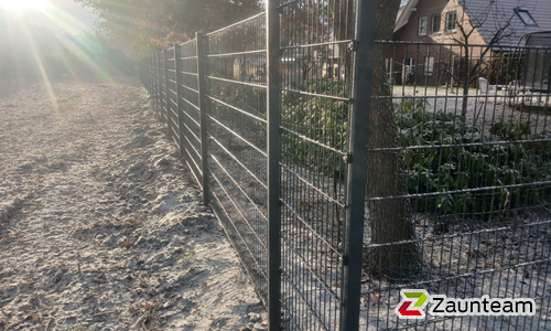 Doppelstabmatten schwer feuerverzinkt und anthrazit beschichtet mit Pfosten Vario einbetoniert wurde in Zetel von Zaunteam Friesische-Wehde, Zetel im Jahr 2025 erstellt.