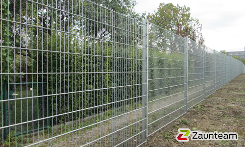 Doppelstabmatten schwer verzinkt mit Pfosten 40x60 verzinkt mit Abdeckleisten einbetoniert wurde in München von Zaunteam Ammersee, Hofstetten im Jahr 2026 erstellt.
