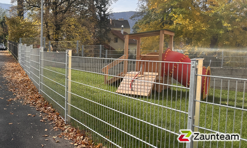 Doppelstabmatten schwer verzinkt mit Pfosten 40x60 verzinkt mit Abdeckleisten einbetoniert wurde in Gloggnitz von Zaunteam Schneebergland, Gloggnitz im Jahr 2024 erstellt.