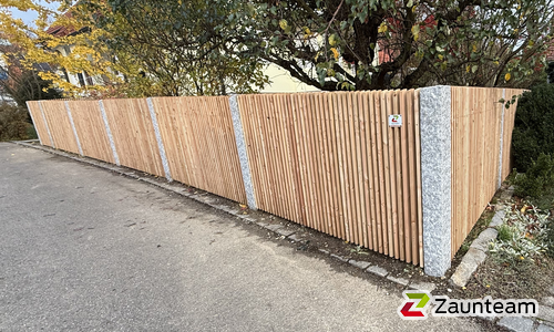 Lärchenzaun Feldkirch wurde in Mauern von Zaunteam Landshut, Langquaid im Jahr 2025 erstellt.