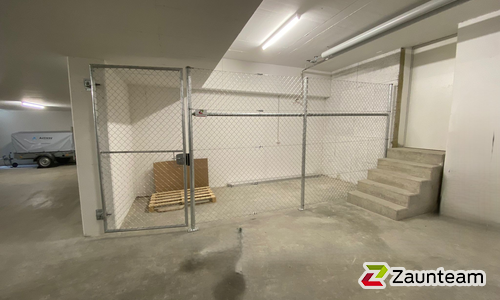 Diagonalgeflecht verzinkt mit Rohrpfosten verzinkt mit Fussplatte (CH) wurde in Abtwil von Zaunteam Appenzellerland, Wasserauen im Jahr 2025 erstellt.