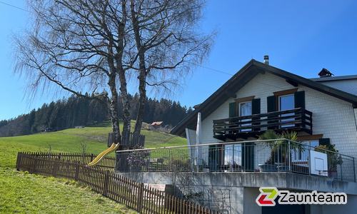 Palisaden mit Lärchenkantpfosten braun wurde in Speicher von Zaunteam Appenzellerland, Wasserauen im Jahr 2025 erstellt.